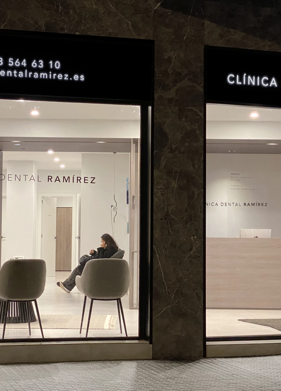 Entrada clínica dental Manuel Ramírez